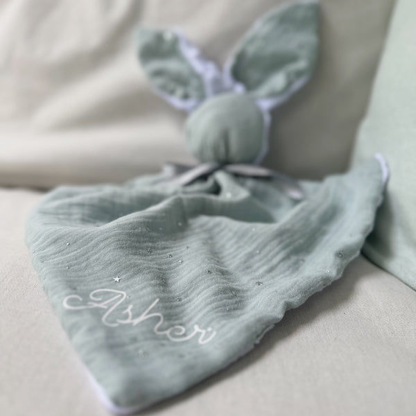 Doudou lapin personnalisé double gaze vert d’eau