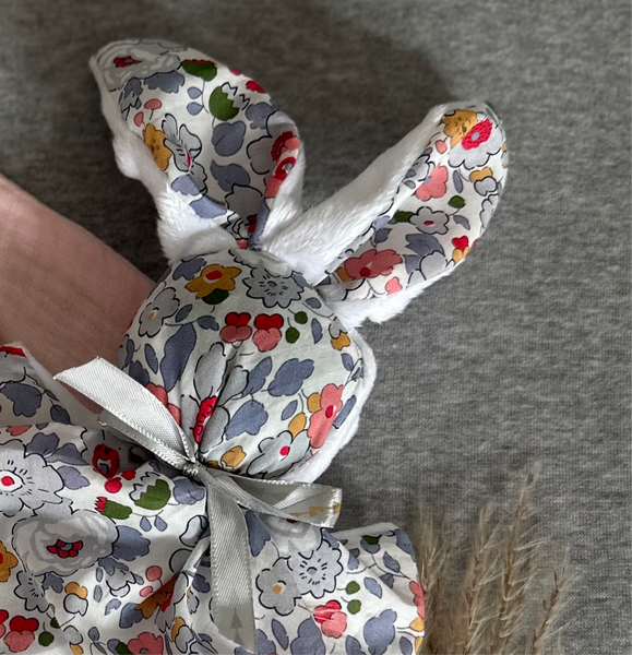 Doudou lapin personnalisé LIBERTY BETSY