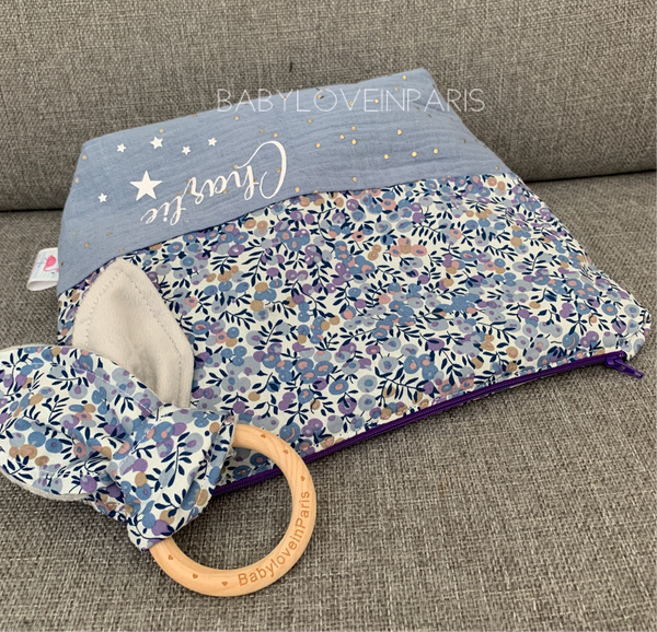 Produit puériculture | Magasin bébé Versailles | Magasin puériculture Versailles | Maxi trousse de toilette / trousse à maquillage / trousse de soin pour bébé modèle double gaze liberty wiltshire bleu fait main en France (madeinfrance) et personnalisé avec le prénom de la personne. Elle a été conçue par BabyloveinParis / Baby love in Paris