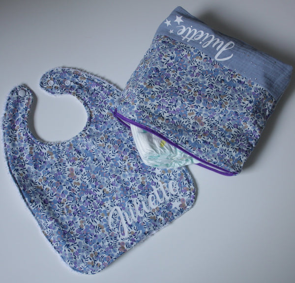 Produit puériculture | Magasin bébé Versailles | Magasin puériculture Versailles | Maxi trousse de toilette / trousse à maquillage / trousse de soin pour bébé modèle double gaze liberty wiltshire bleu fait main en France (madeinfrance) et personnalisé avec le prénom de la personne. Elle a été conçue par BabyloveinParis / Baby love in Paris