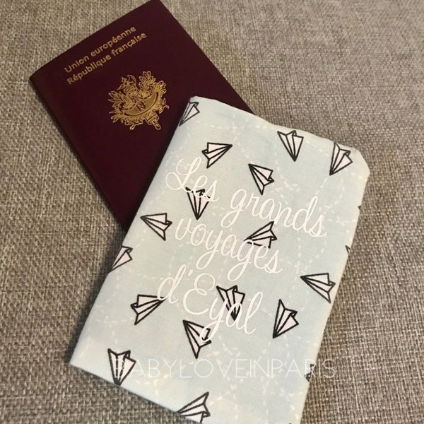 Produit puériculture | Magasin bébé Versailles | Magasin puériculture Versailles | Protège document / Protège passeport fait main en France (madeinfrance) et personnalisé avec le nom de famille par BabyloveinParis / Baby love in Paris. C'est le cadeau idéal pour un grand voyageur ou un futur globe trotteur