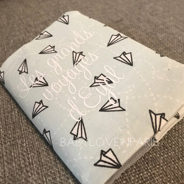 Produit puériculture | Magasin bébé Versailles | Magasin puériculture Versailles | Protège document / Protège passeport fait main en France (madeinfrance) et personnalisé avec le nom de famille par BabyloveinParis / Baby love in Paris. C'est le cadeau idéal pour un grand voyageur ou un futur globe trotteur