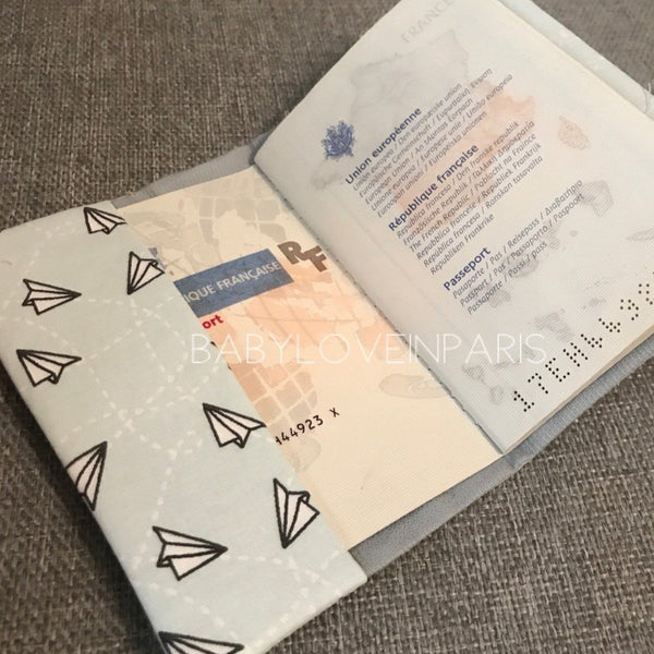 Produit puériculture | Magasin bébé Versailles | Magasin puériculture Versailles | Protège document / Protège passeport fait main en France (madeinfrance) et personnalisé avec le nom de famille par BabyloveinParis / Baby love in Paris. C'est le cadeau idéal pour un grand voyageur ou un futur globe trotteur