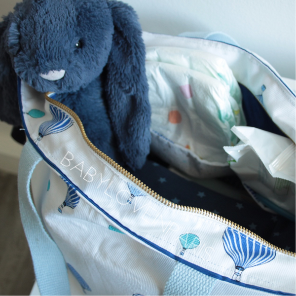 Produit puériculture | Magasin bébé Versailles | Magasin puériculture Versailles | Idées de cadeau naissance, kit naissance, babyshower | Sac à langer avec poches intérieures modèle Montgolfière pour les parents et futurs parents personnalisé avec le nom de l'enfant fait main en France (madeinfrance) par BabyloveinParis / Baby love in Paris