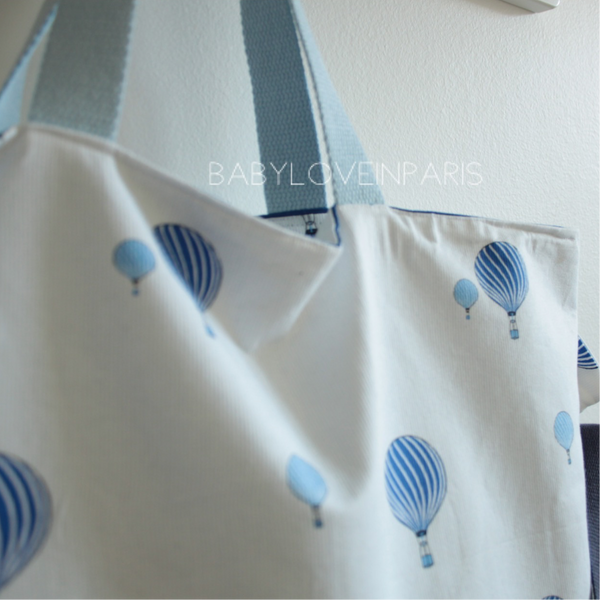 Produit puériculture | Magasin bébé Versailles | Magasin puériculture Versailles | Idées de cadeau naissance, kit naissance, babyshower | Sac à langer avec poches intérieures modèle Montgolfière pour les parents et futurs parents personnalisé avec le nom de l'enfant fait main en France (madeinfrance) par BabyloveinParis / Baby love in Paris