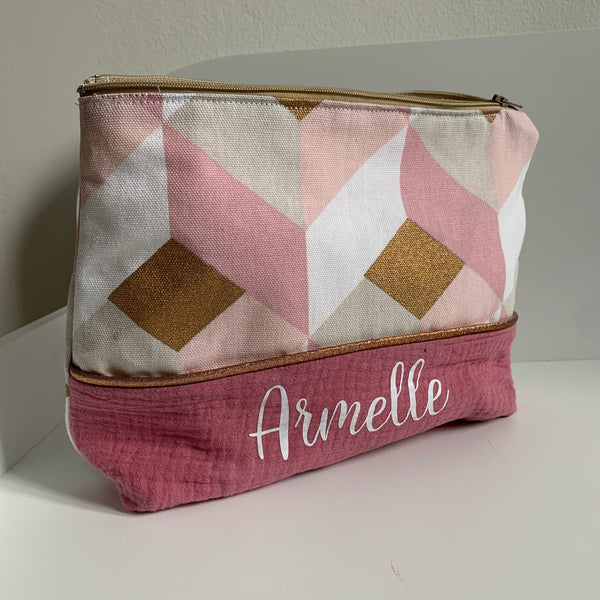 Produit puériculture | Magasin bébé Versailles | Magasin puériculture Versailles | Pochette / Trousse / Trousse à maquillage / Trousse d'école modèle million cubes fait main en France (madeinfrance) et personnalisé avec le prénom de la personne. C'est un cadeau idéal pour un anniversaire, noël ou la fête des mères. Elle a été conçue par BabyloveinParis / Baby love in Paris