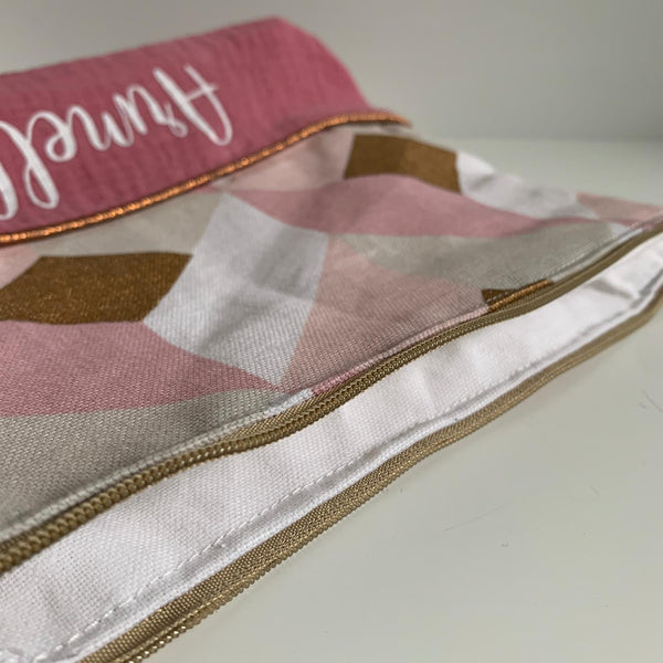 Produit puériculture | Magasin bébé Versailles | Magasin puériculture Versailles | Pochette / Trousse / Trousse à maquillage / Trousse d'école modèle million cubes fait main en France (madeinfrance) et personnalisé avec le prénom de la personne. C'est un cadeau idéal pour un anniversaire, noël ou la fête des mères. Elle a été conçue par BabyloveinParis / Baby love in Paris