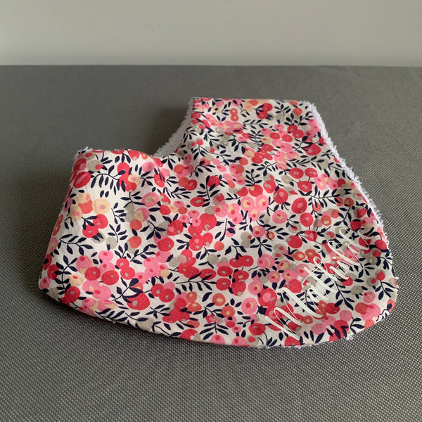 Produit puériculture | Magasin bébé Versailles | Magasin puériculture Versailles | Bavoir bandana pour bébé modèle liberty wiltshire rose. Ce bavoir en coton contient une éponge ultra absorbante est idéal pour un cadeau d'anniversaire, noël ou pour une naissance (cadeau naissance / kit naissance / babyshower). Fabriqué à la main (fait main) en France (madeinfrance) et personnalisé avec le prénom de l'enfant par BabyloveinParis / Baby love in Paris