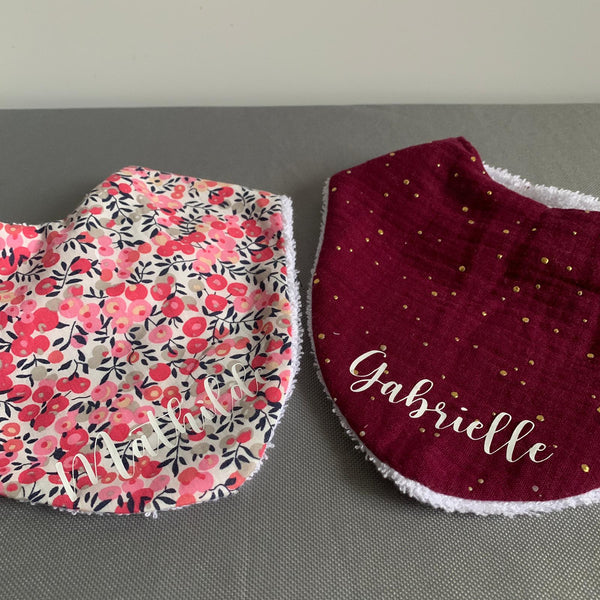 Produit puériculture | Magasin bébé Versailles | Magasin puériculture Versailles | Bavoir bandana pour bébé modèle liberty wiltshire rose. Ce bavoir en coton contient une éponge ultra absorbante est idéal pour un cadeau d'anniversaire, noël ou pour une naissance (cadeau naissance / kit naissance / babyshower). Fabriqué à la main (fait main) en France (madeinfrance) et personnalisé avec le prénom de l'enfant par BabyloveinParis / Baby love in Paris