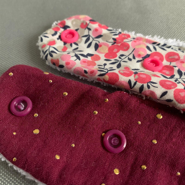 Produit puériculture | Magasin bébé Versailles | Magasin puériculture Versailles | Bavoir bandana pour bébé modèle liberty wiltshire rose. Ce bavoir en coton contient une éponge ultra absorbante est idéal pour un cadeau d'anniversaire, noël ou pour une naissance (cadeau naissance / kit naissance / babyshower). Fabriqué à la main (fait main) en France (madeinfrance) et personnalisé avec le prénom de l'enfant par BabyloveinParis / Baby love in Paris