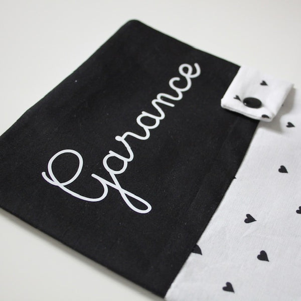 Produit puériculture | Magasin bébé Versailles | Magasin puériculture Versailles | Protège document / Protège carnet de santé modèle mon petit coeur fait main en France (madeinfrance) et personnalisé avec le prénom de l'enfant par BabyloveinParis / Baby love in Paris. C'est le cadeau idéal pour une naissance (cadeau naissance, kit naissance, babyshower)