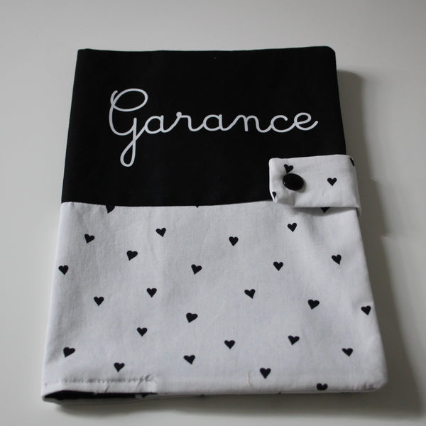 Produit puériculture | Magasin bébé Versailles | Magasin puériculture Versailles | Protège document / Protège carnet de santé modèle mon petit coeur fait main en France (madeinfrance) et personnalisé avec le prénom de l'enfant par BabyloveinParis / Baby love in Paris. C'est le cadeau idéal pour une naissance (cadeau naissance, kit naissance, babyshower)
