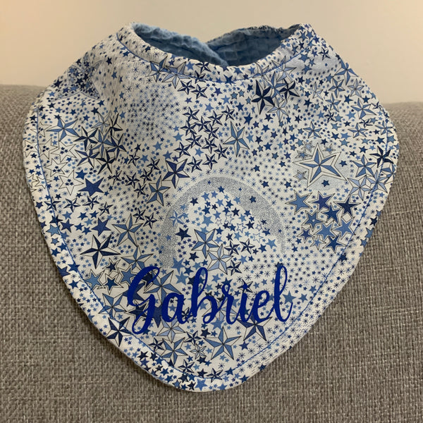 Produit puériculture | Magasin bébé Versailles | Magasin puériculture Versailles | Bavoir bandana pour bébé modèle liberty adelajda. Ce bavoir en coton contient une éponge ultra absorbante est idéal pour un cadeau d'anniversaire, noël ou pour une naissance (cadeau naissance / kit naissance / babyshower). Fabriqué à la main (fait main) en France (madeinfrance) et personnalisé avec le prénom de l'enfant par BabyloveinParis / Baby love in Paris