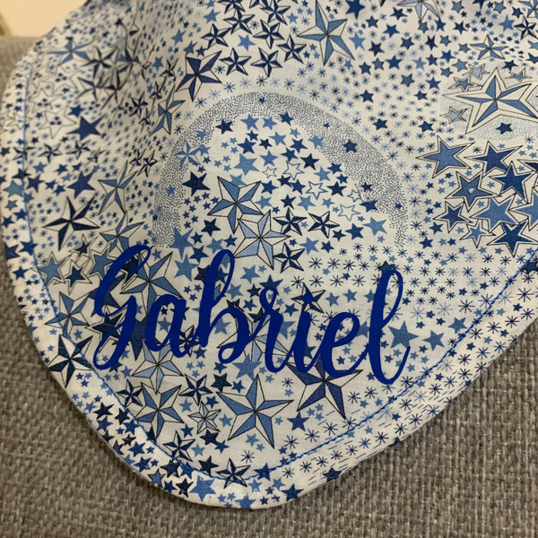 Produit puériculture | Magasin bébé Versailles | Magasin puériculture Versailles | Bavoir bandana pour bébé modèle liberty adelajda. Ce bavoir en coton contient une éponge ultra absorbante est idéal pour un cadeau d'anniversaire, noël ou pour une naissance (cadeau naissance / kit naissance / babyshower). Fabriqué à la main (fait main) en France (madeinfrance) et personnalisé avec le prénom de l'enfant par BabyloveinParis / Baby love in Paris