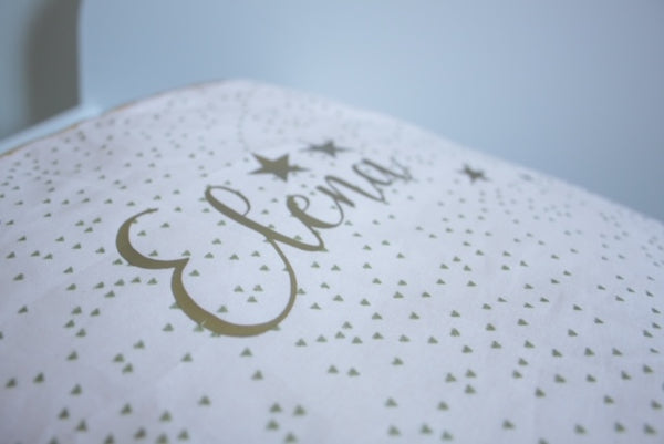 Produit puériculture | Magasin bébé Versailles | Magasin puériculture Versailles | Couverture pour bébé modèle triangles dorés en coton. Cette couverture naissance en coton et minky est idéal pour un cadeau d'anniversaire, noël ou pour une naissance (cadeau naissance / kit naissance / babyshower). Elle est fait main en France (madeinfrance) et personnalisable avec le prénom de l'enfant par BabyloveinParis / Baby love in Paris