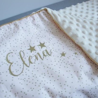 Produit puériculture | Magasin bébé Versailles | Magasin puériculture Versailles | Couverture pour bébé modèle triangles dorés en coton. Cette couverture naissance en coton et minky est idéal pour un cadeau d'anniversaire, noël ou pour une naissance (cadeau naissance / kit naissance / babyshower). Elle est fait main en France (madeinfrance) et personnalisable avec le prénom de l'enfant par BabyloveinParis / Baby love in Paris