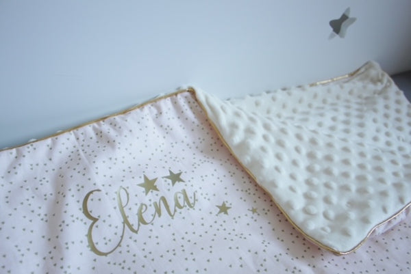 Produit puériculture | Magasin bébé Versailles | Magasin puériculture Versailles | Couverture pour bébé modèle triangles dorés en coton. Cette couverture naissance en coton et minky est idéal pour un cadeau d'anniversaire, noël ou pour une naissance (cadeau naissance / kit naissance / babyshower). Elle est fait main en France (madeinfrance) et personnalisable avec le prénom de l'enfant par BabyloveinParis / Baby love in Paris