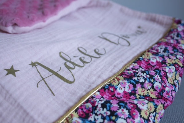 Produit puériculture | Magasin bébé Versailles | Magasin puériculture Versailles | Couverture pour bébé modèle flower power. Cette couverture naissance en coton et minky est idéal pour un cadeau d'anniversaire, noël ou pour une naissance (cadeau naissance / kit naissance / babyshower). Elle est fait main en France (madeinfrance) et personnalisable avec le prénom de l'enfant par BabyloveinParis / Baby love in Paris