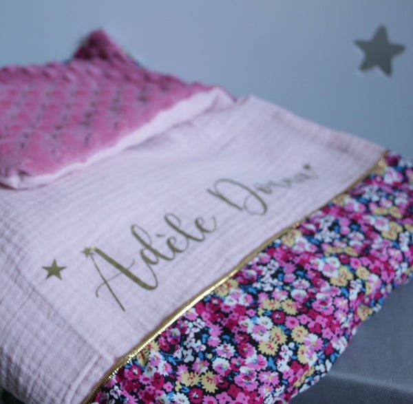 Produit puériculture | Magasin bébé Versailles | Magasin puériculture Versailles | Couverture pour bébé modèle flower power. Cette couverture naissance en coton et minky est idéal pour un cadeau d'anniversaire, noël ou pour une naissance (cadeau naissance / kit naissance / babyshower). Elle est fait main en France (madeinfrance) et personnalisable avec le prénom de l'enfant par BabyloveinParis / Baby love in Paris