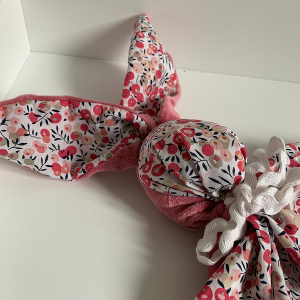 Produit puériculture | Magasin bébé Versailles | Magasin puériculture Versailles | Doudou lapin pour bébé modèle liberty wiltshire rose. Ce doudou personnalisé avec le prénom de l'enfant est idéal pour un cadeau d'anniversaire, noël ou pour une naissance (cadeau naissance / kit naissance / babyshower). Elle est fait main en france (madeinfrance) par BabyloveinParis / Baby love in Paris