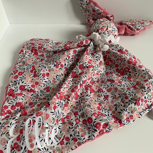 Produit puériculture | Magasin bébé Versailles | Magasin puériculture Versailles | Doudou lapin pour bébé modèle liberty wiltshire rose. Ce doudou personnalisé avec le prénom de l'enfant est idéal pour un cadeau d'anniversaire, noël ou pour une naissance (cadeau naissance / kit naissance / babyshower). Elle est fait main en france (madeinfrance) par BabyloveinParis / Baby love in Paris