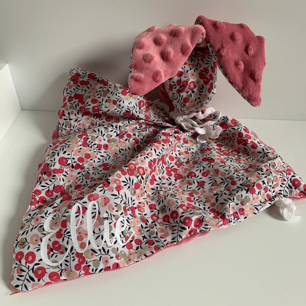 Produit puériculture | Magasin bébé Versailles | Magasin puériculture Versailles | Doudou lapin pour bébé modèle liberty wiltshire rose. Ce doudou personnalisé avec le prénom de l'enfant est idéal pour un cadeau d'anniversaire, noël ou pour une naissance (cadeau naissance / kit naissance / babyshower). Elle est fait main en france (madeinfrance) par BabyloveinParis / Baby love in Paris