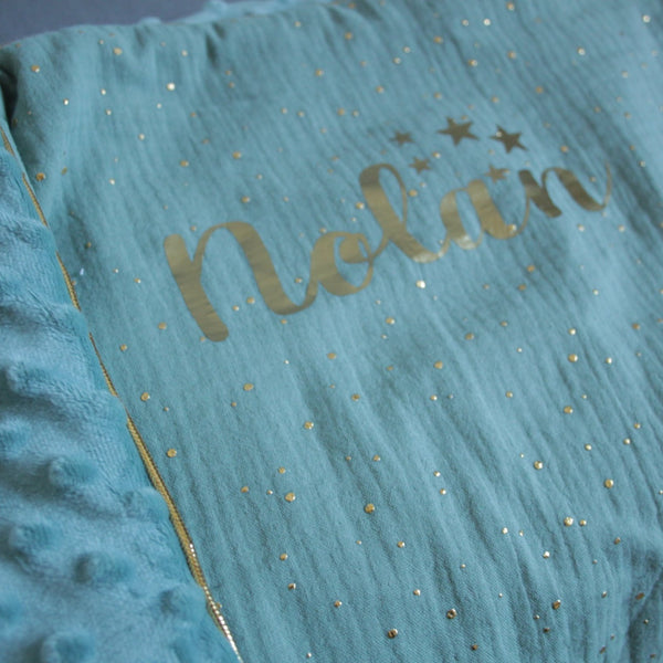 Produit puériculture | Magasin bébé Versailles | Magasin puériculture Versailles | Couverture pour bébé modèle passepoilée double gaze. Cette couverture naissance en coton et minky est idéal pour un cadeau d'anniversaire, noël ou pour une naissance (cadeau naissance / kit naissance / babyshower). Elle est fait main en France (madeinfrance) et personnalisable avec le prénom de l'enfant par BabyloveinParis / Baby love in Paris