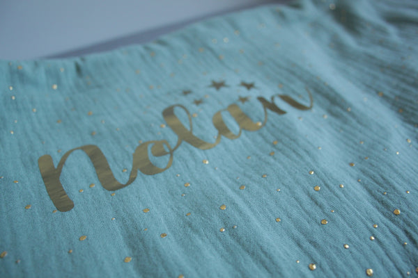 Produit puériculture | Magasin bébé Versailles | Magasin puériculture Versailles | Couverture pour bébé modèle passepoilée double gaze. Cette couverture naissance en coton et minky est idéal pour un cadeau d'anniversaire, noël ou pour une naissance (cadeau naissance / kit naissance / babyshower). Elle est fait main en France (madeinfrance) et personnalisable avec le prénom de l'enfant par BabyloveinParis / Baby love in Paris