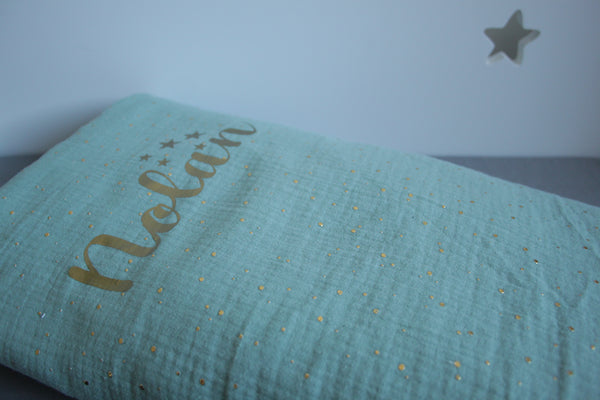 Produit puériculture | Magasin bébé Versailles | Magasin puériculture Versailles | Couverture pour bébé modèle passepoilée double gaze. Cette couverture naissance en coton et minky est idéal pour un cadeau d'anniversaire, noël ou pour une naissance (cadeau naissance / kit naissance / babyshower). Elle est fait main en France (madeinfrance) et personnalisable avec le prénom de l'enfant par BabyloveinParis / Baby love in Paris