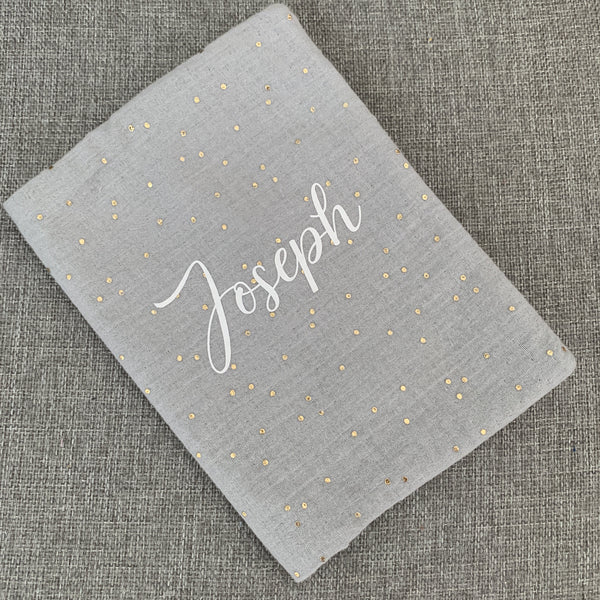 Produit puériculture | Magasin bébé Versailles | Magasin puériculture Versailles | Protège document / Protège carnet de santé modèle double gaze fait main en France (madeinfrance) et personnalisé avec le prénom de l'enfant par BabyloveinParis / Baby love in Paris. C'est le cadeau idéal pour une naissance (cadeau naissance, kit naissance, babyshower)