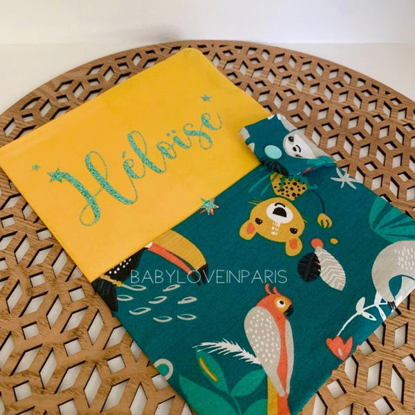 Produit puériculture | Magasin bébé Versailles | Magasin puériculture Versailles | Protège document / Protège carnet de santé modèle jungle vert fait main en France (madeinfrance) et personnalisé avec le prénom de l'enfant par BabyloveinParis / Baby love in Paris. C'est le cadeau idéal pour une naissance (cadeau naissance, kit naissance, babyshower)