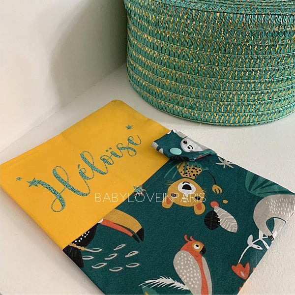 Produit puériculture | Magasin bébé Versailles | Magasin puériculture Versailles | Protège document / Protège carnet de santé modèle jungle fait main en France (madeinfrance) et personnalisé avec le prénom de l'enfant par BabyloveinParis / Baby love in Paris. C'est le cadeau idéal pour une naissance (cadeau naissance, kit naissance, babyshower)