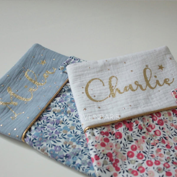 Produit puériculture | Magasin bébé Versailles | Magasin puériculture Versailles | Protège document / Protège carnet de santé modèle liberty wiltshire double gaze fait main en France (madeinfrance) et personnalisé avec le prénom de l'enfant par BabyloveinParis / Baby love in Paris. C'est le cadeau idéal pour une naissance (cadeau naissance, kit naissance, babyshower)