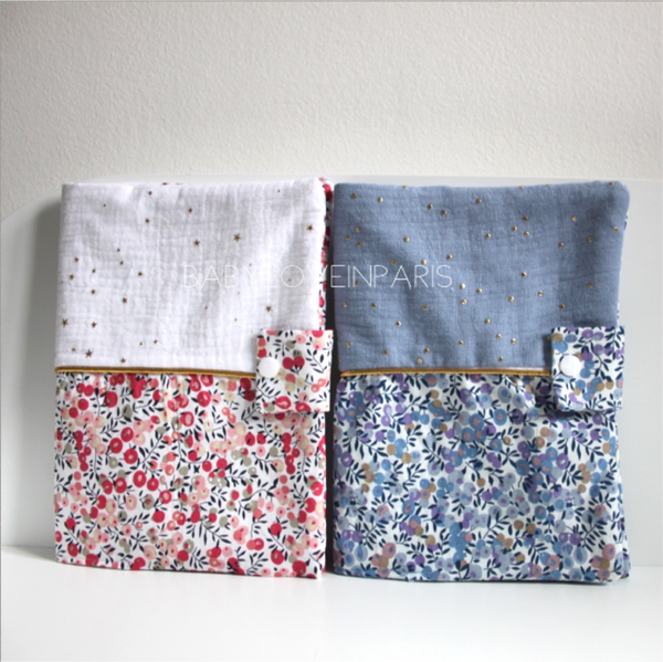 Produit puériculture | Magasin bébé Versailles | Magasin puériculture Versailles | Protège document / Protège carnet de santé modèle liberty wiltshire double gaze fait main en France (madeinfrance) et personnalisé avec le prénom de l'enfant par BabyloveinParis / Baby love in Paris. C'est le cadeau idéal pour une naissance (cadeau naissance, kit naissance, babyshower)