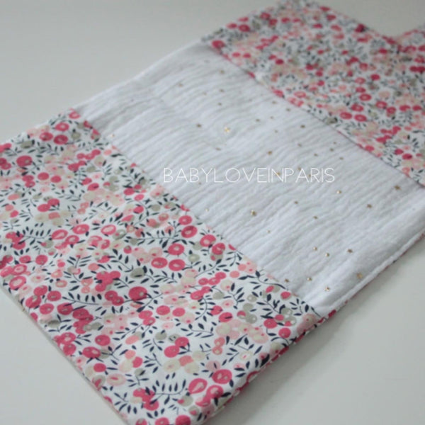 Produit puériculture | Magasin bébé Versailles | Magasin puériculture Versailles | Protège document / Protège carnet de santé modèle liberty wiltshire double gaze fait main en France (madeinfrance) et personnalisé avec le prénom de l'enfant par BabyloveinParis / Baby love in Paris. C'est le cadeau idéal pour une naissance (cadeau naissance, kit naissance, babyshower)