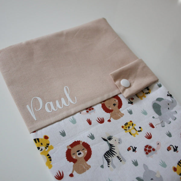 Produit puériculture | Magasin bébé Versailles | Magasin puériculture Versailles | Protège document / Protège carnet de santé modèle savane fait main en France (madeinfrance) et personnalisé avec le prénom de l'enfant par BabyloveinParis / Baby love in Paris. C'est le cadeau idéal pour une naissance (cadeau naissance, kit naissance, babyshower)