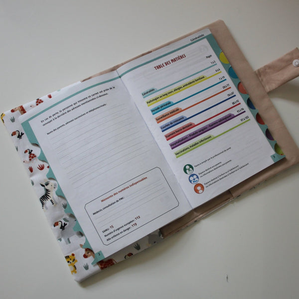 Produit puériculture | Magasin bébé Versailles | Magasin puériculture Versailles | Protège document / Protège carnet de santé modèle savane fait main en France (madeinfrance) et personnalisé avec le prénom de l'enfant par BabyloveinParis / Baby love in Paris. C'est le cadeau idéal pour une naissance (cadeau naissance, kit naissance, babyshower)