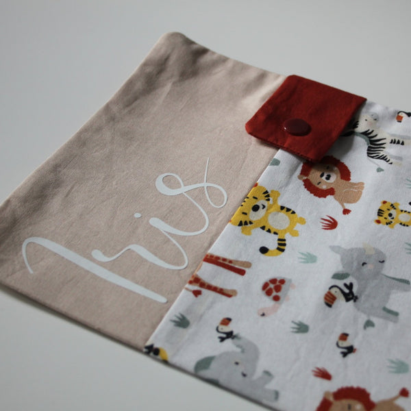 Produit puériculture | Magasin bébé Versailles | Magasin puériculture Versailles | Protège document / Protège carnet de santé modèle savane fait main en France (madeinfrance) et personnalisé avec le prénom de l'enfant par BabyloveinParis / Baby love in Paris. C'est le cadeau idéal pour une naissance (cadeau naissance, kit naissance, babyshower)