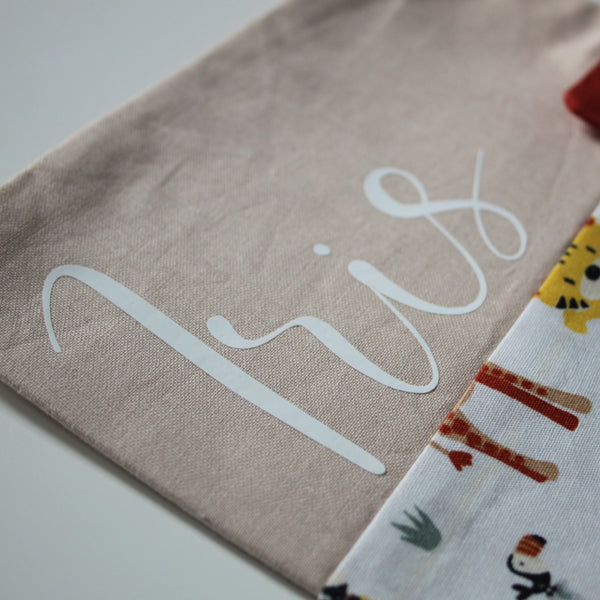 Produit puériculture | Magasin bébé Versailles | Magasin puériculture Versailles | Protège document / Protège carnet de santé modèle savane fait main en France (madeinfrance) et personnalisé avec le prénom de l'enfant par BabyloveinParis / Baby love in Paris. C'est le cadeau idéal pour une naissance (cadeau naissance, kit naissance, babyshower)