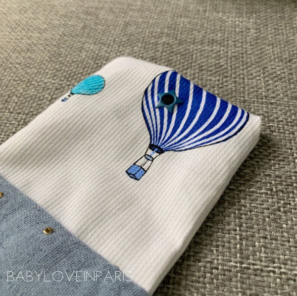 Produit puériculture | Magasin bébé Versailles | Magasin puériculture Versailles | Range doudou ou peluche multipoches personnalisé avec le prénom de l'enfant fait à la main en France (madeinfrance) par BabyloveinParis / Baby love in Paris pour les parents ne souhaitant rien perdre