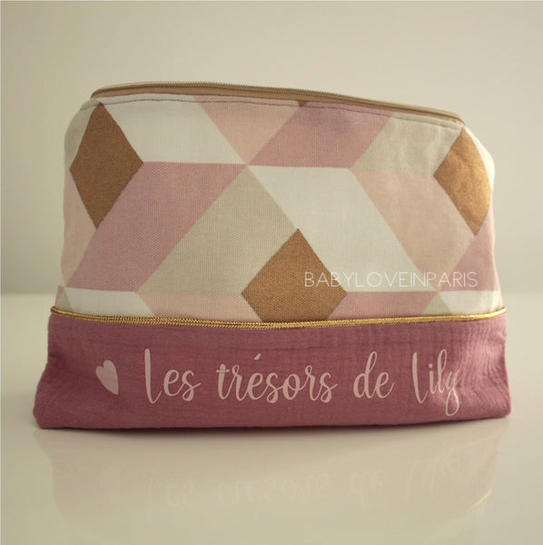 Produit puériculture | Magasin bébé Versailles | Magasin puériculture Versailles | Pochette / Trousse / Trousse à maquillage / Trousse d'école modèle million cubes fait main en France (madeinfrance) et personnalisé avec le prénom de la personne. C'est un cadeau idéal pour un anniversaire, noël ou la fête des mères. Elle a été conçue par BabyloveinParis / Baby love in Paris