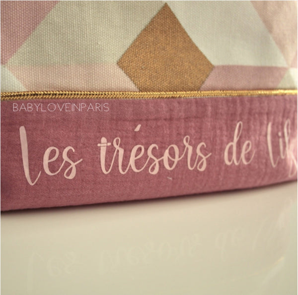 Produit puériculture | Magasin bébé Versailles | Magasin puériculture Versailles | Pochette / Trousse / Trousse à maquillage / Trousse d'école modèle million cubes fait main en France (madeinfrance) et personnalisé avec le prénom de la personne. C'est un cadeau idéal pour un anniversaire, noël ou la fête des mères. Elle a été conçue par BabyloveinParis / Baby love in Paris