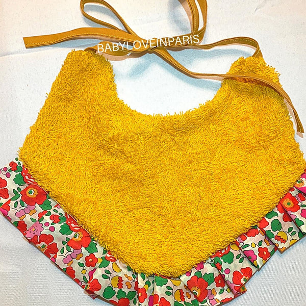 Produit puériculture | Magasin bébé Versailles | Magasin puériculture Versailles | Bavoir pour bébé modèle froufrou liberty betsy. Ce bavoir en coton contient une éponge ultra absorbante est idéal pour un cadeau d'anniversaire, noël ou pour une naissance d'une petite fille (cadeau naissance / kit naissance / babyshower). Fabriqué à la main (fait main) en France (madeinfrance) et personnalisé avec le prénom de l'enfant par BabyloveinParis / Baby love in Paris