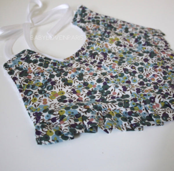 Produit puériculture | Magasin bébé Versailles | Magasin puériculture Versailles | Bavoir pour bébé modèle liberty wiltshire kaki. Ce bavoir en coton contient une éponge ultra absorbante est idéal pour un cadeau d'anniversaire, noël ou pour une naissance (cadeau naissance / kit naissance / babyshower). Fabriqué à la main (fait main) en France (madeinfrance) et personnalisé avec le prénom de l'enfant par BabyloveinParis / Baby love in Paris