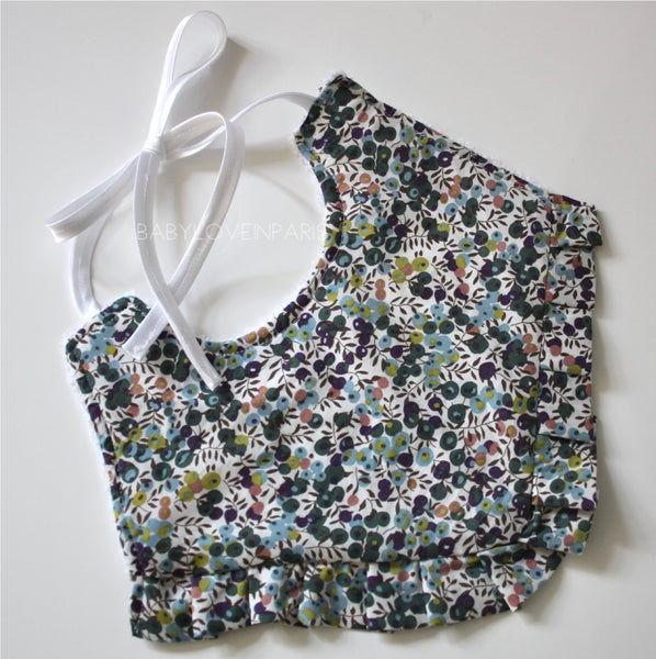 Produit puériculture | Magasin bébé Versailles | Magasin puériculture Versailles | Bavoir pour bébé modèle liberty wiltshire kaki. Ce bavoir en coton contient une éponge ultra absorbante est idéal pour un cadeau d'anniversaire, noël ou pour une naissance (cadeau naissance / kit naissance / babyshower). Fabriqué à la main (fait main) en France (madeinfrance) et personnalisé avec le prénom de l'enfant par BabyloveinParis / Baby love in Paris