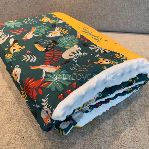 Produit puériculture | Magasin bébé Versailles | Magasin puériculture Versailles | Couverture pour bébé modèle jungle vert. Cette couverture naissance en coton et minky est idéal pour un cadeau d'anniversaire, noël ou pour une naissance (cadeau naissance / kit naissance / babyshower). Elle est fait main en France (madeinfrance) et personnalisable avec le prénom de l'enfant par BabyloveinParis / Baby love in Paris