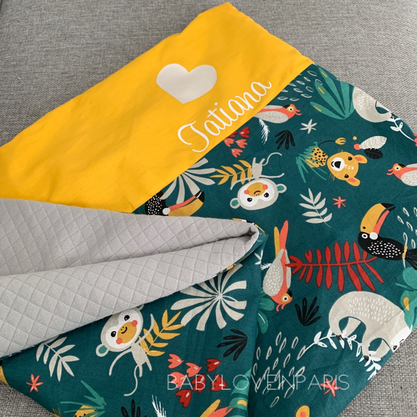 Produit puériculture | Magasin bébé Versailles | Magasin puériculture Versailles | Couverture pour bébé modèle jungle vert. Cette couverture naissance en coton et minky est idéal pour un cadeau d'anniversaire, noël ou pour une naissance (cadeau naissance / kit naissance / babyshower). Elle est fait main en France (madeinfrance) et personnalisable avec le prénom de l'enfant par BabyloveinParis / Baby love in Paris