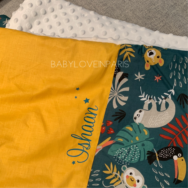 Produit puériculture | Magasin bébé Versailles | Magasin puériculture Versailles | Couverture pour bébé modèle jungle vert. Cette couverture naissance en coton et minky est idéal pour un cadeau d'anniversaire, noël ou pour une naissance (cadeau naissance / kit naissance / babyshower). Elle est fait main en France (madeinfrance) et personnalisable avec le prénom de l'enfant par BabyloveinParis / Baby love in Paris