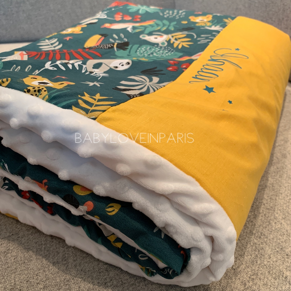 Produit puériculture | Magasin bébé Versailles | Magasin puériculture Versailles | Couverture pour bébé modèle jungle vert. Cette couverture naissance en coton et minky est idéal pour un cadeau d'anniversaire, noël ou pour une naissance (cadeau naissance / kit naissance / babyshower). Elle est fait main en France (madeinfrance) et personnalisable avec le prénom de l'enfant par BabyloveinParis / Baby love in Paris