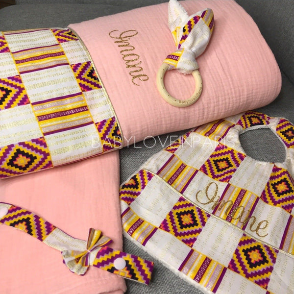 Produit puériculture | Magasin bébé Versailles | Magasin puériculture Versailles | Couverture pour bébé modèle WAX rose. Cette couverture naissance en coton et minky est idéal pour un cadeau d'anniversaire, noël ou pour une naissance (cadeau naissance / kit naissance / babyshower). Elle est fait main en France (madeinfrance) et personnalisable avec le prénom de l'enfant par BabyloveinParis / Baby love in Paris